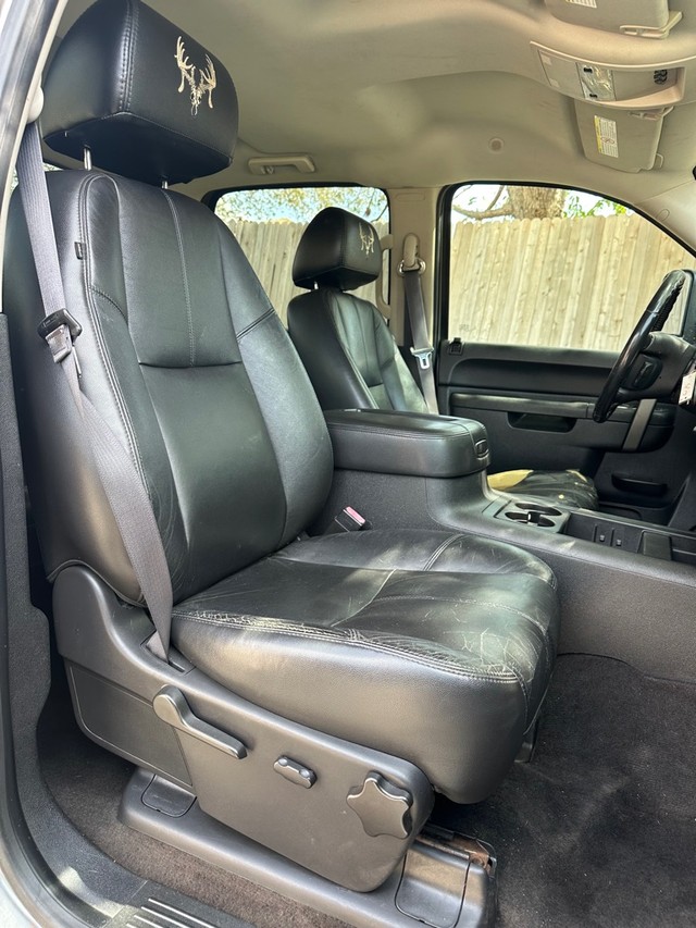 Chevrolet Silverado 2500HD Vehicle Full-screen Gallery Image 14