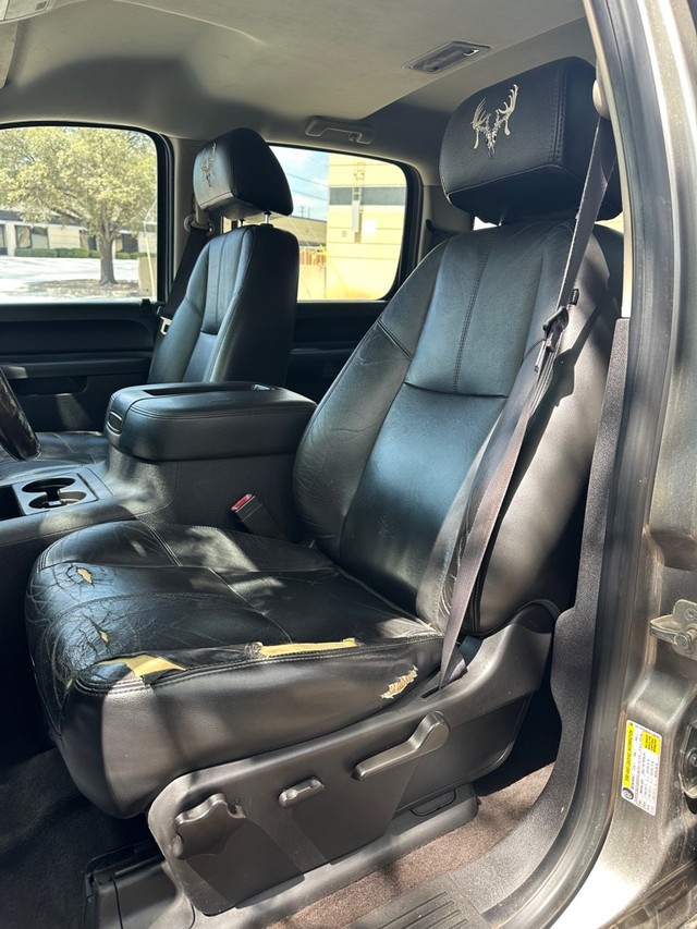 Chevrolet Silverado 2500HD Vehicle Full-screen Gallery Image 16