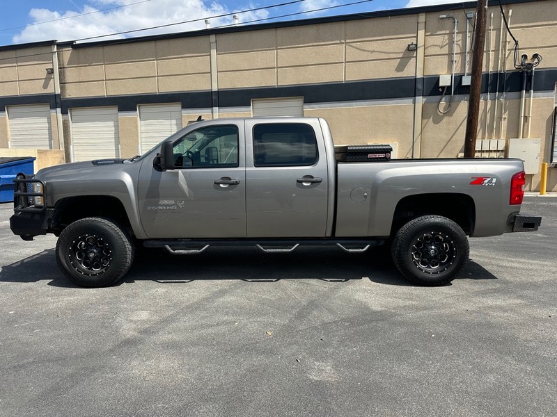 Chevrolet Silverado 2500HD Vehicle Full-screen Gallery Image 3