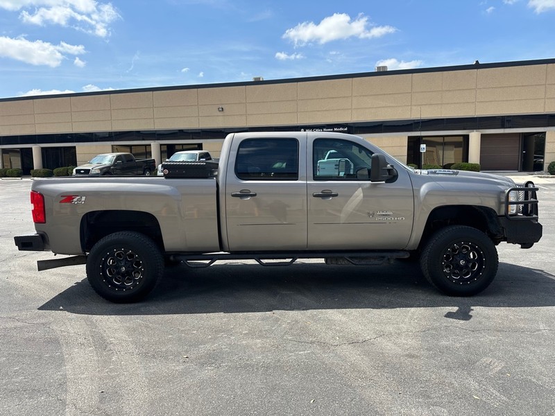 Chevrolet Silverado 2500HD Vehicle Full-screen Gallery Image 6