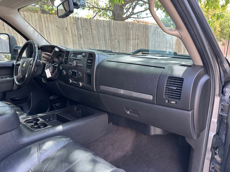 Chevrolet Silverado 2500HD Vehicle Full-screen Gallery Image 15