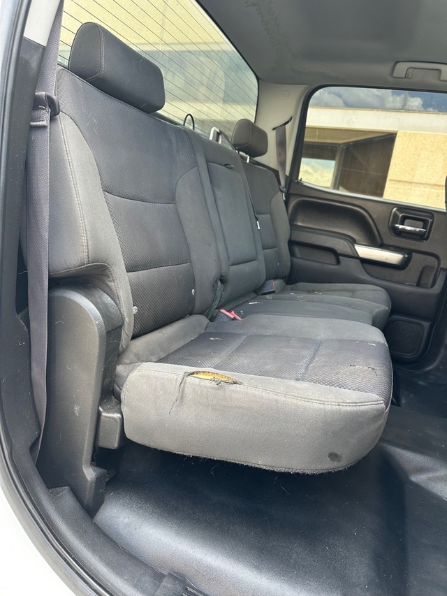 Chevrolet Silverado 2500HD Vehicle Full-screen Gallery Image 10