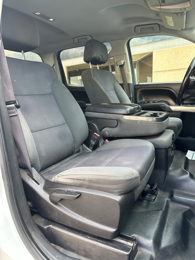 Chevrolet Silverado 2500HD Vehicle Full-screen Gallery Image 12