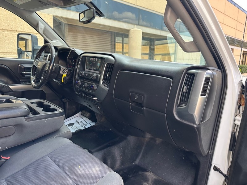 Chevrolet Silverado 2500HD Vehicle Full-screen Gallery Image 13