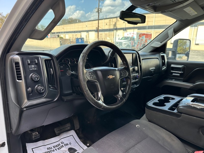 Chevrolet Silverado 2500HD Vehicle Full-screen Gallery Image 15