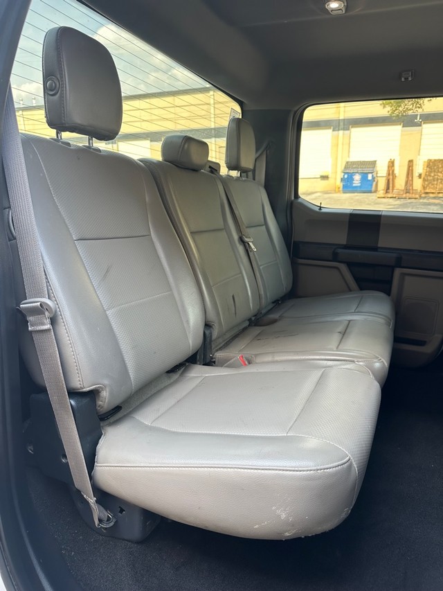 Ford Super Duty F-250 SRW Vehicle Full-screen Gallery Image 14