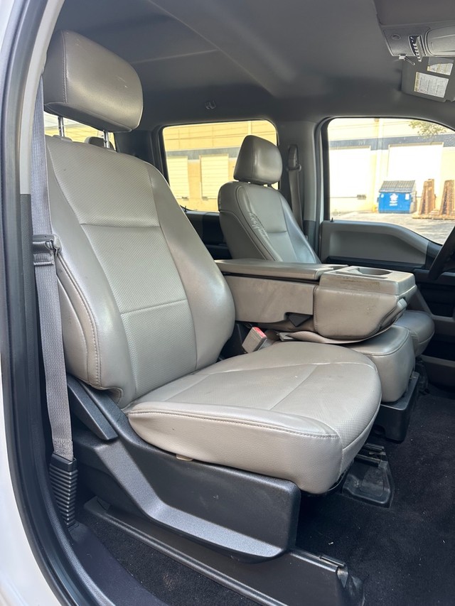 Ford Super Duty F-250 SRW Vehicle Full-screen Gallery Image 16