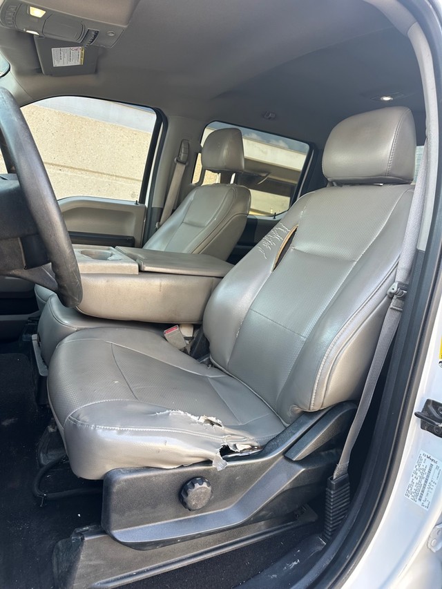 Ford Super Duty F-250 SRW Vehicle Full-screen Gallery Image 18