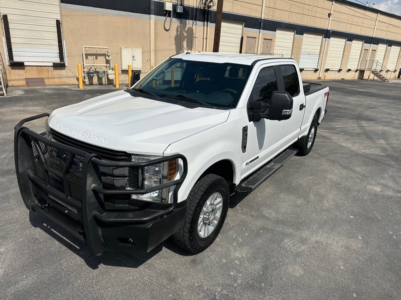 Ford Super Duty F-250 SRW Vehicle Full-screen Gallery Image 2