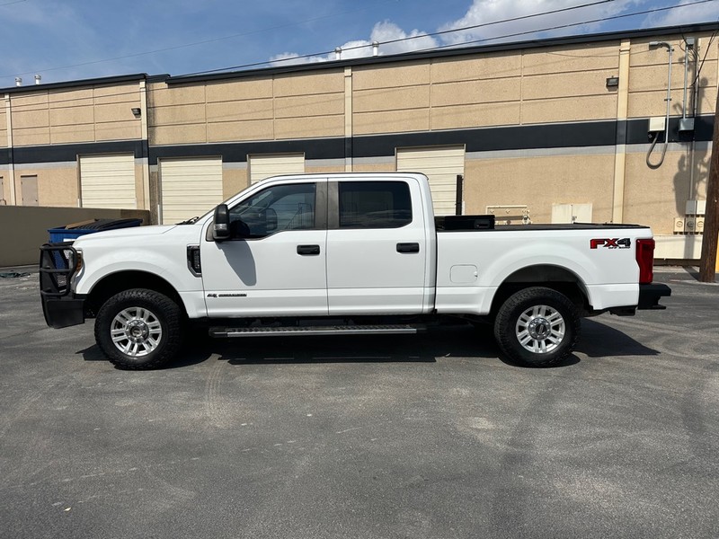 Ford Super Duty F-250 SRW Vehicle Full-screen Gallery Image 3