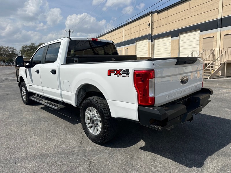 Ford Super Duty F-250 SRW Vehicle Full-screen Gallery Image 4