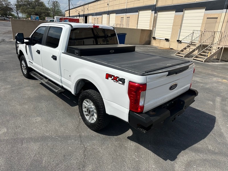Ford Super Duty F-250 SRW Vehicle Full-screen Gallery Image 5