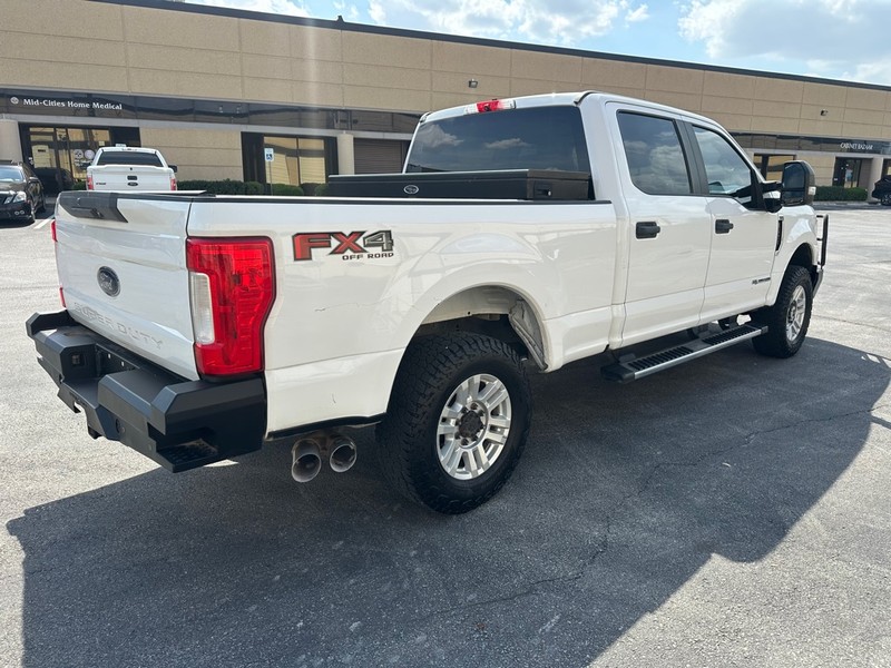 Ford Super Duty F-250 SRW Vehicle Full-screen Gallery Image 6