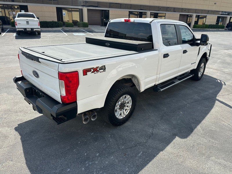 Ford Super Duty F-250 SRW Vehicle Full-screen Gallery Image 7