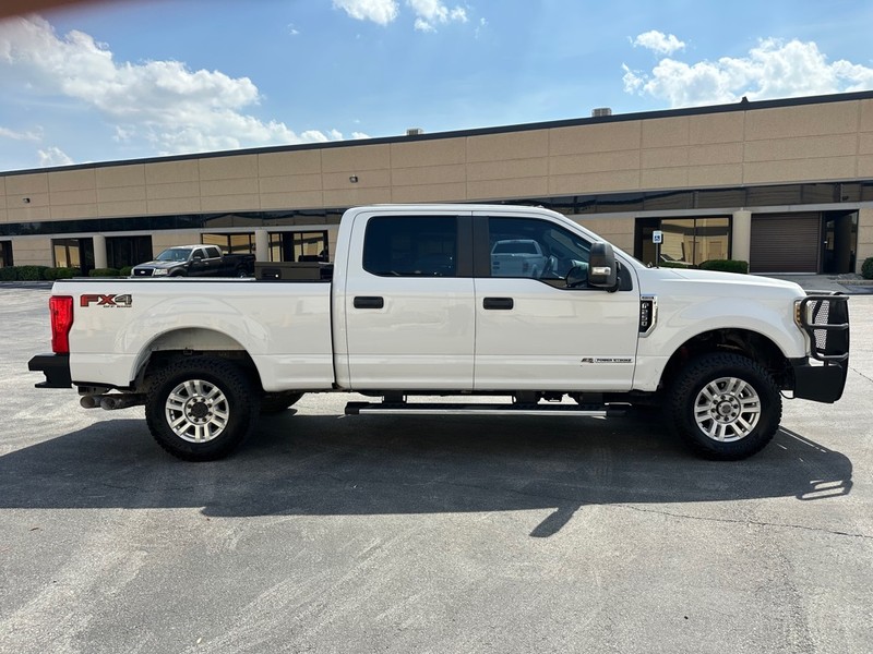 Ford Super Duty F-250 SRW Vehicle Full-screen Gallery Image 8