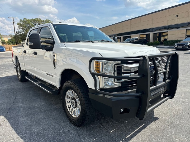 Ford Super Duty F-250 SRW Vehicle Full-screen Gallery Image 9