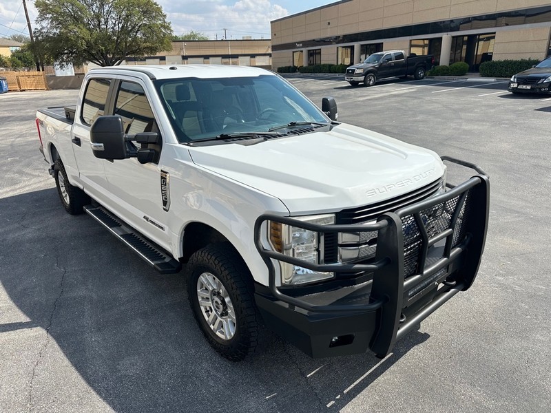 Ford Super Duty F-250 SRW Vehicle Full-screen Gallery Image 10