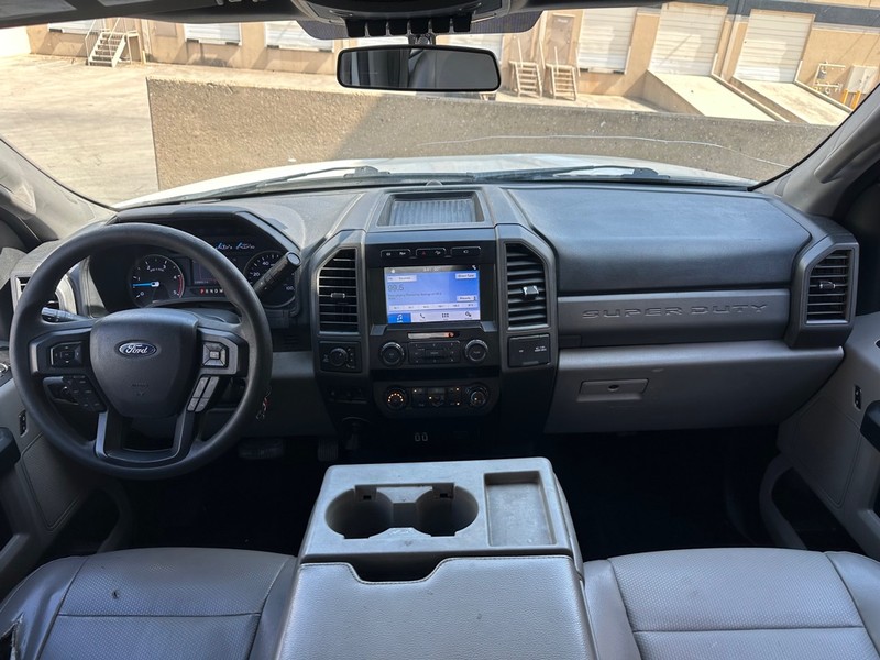 Ford Super Duty F-250 SRW Vehicle Full-screen Gallery Image 15