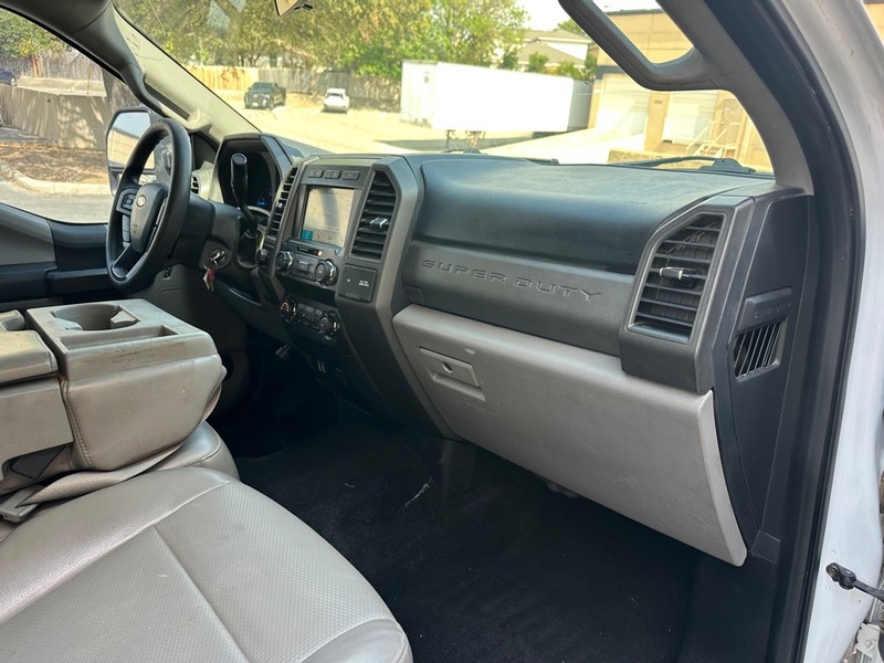 Ford Super Duty F-250 SRW Vehicle Full-screen Gallery Image 17