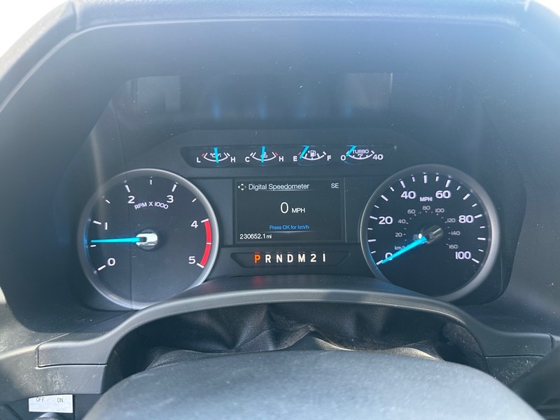 Ford Super Duty F-250 SRW Vehicle Full-screen Gallery Image 21