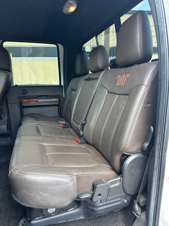 Ford Super Duty F-250 SRW Vehicle Full-screen Gallery Image 9