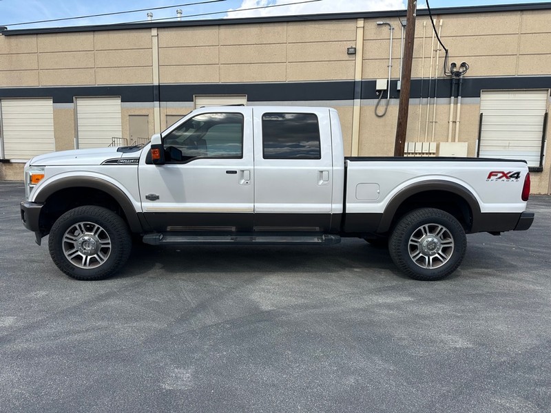 Ford Super Duty F-250 SRW Vehicle Full-screen Gallery Image 3
