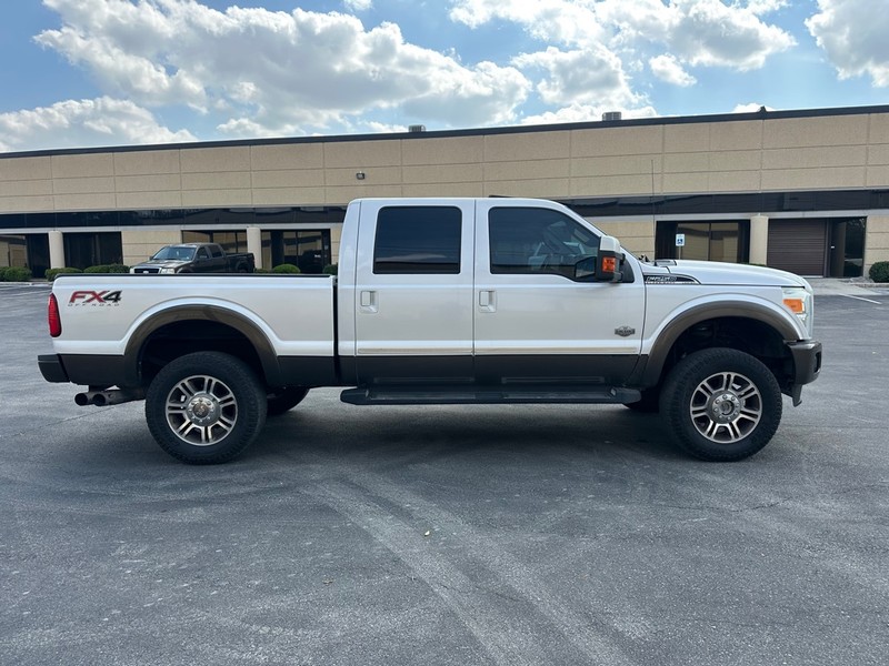 Ford Super Duty F-250 SRW Vehicle Full-screen Gallery Image 6