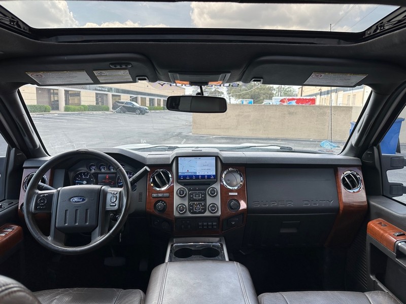 Ford Super Duty F-250 SRW Vehicle Full-screen Gallery Image 12