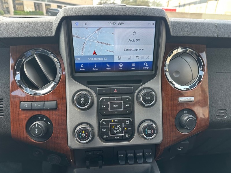 Ford Super Duty F-250 SRW Vehicle Full-screen Gallery Image 17