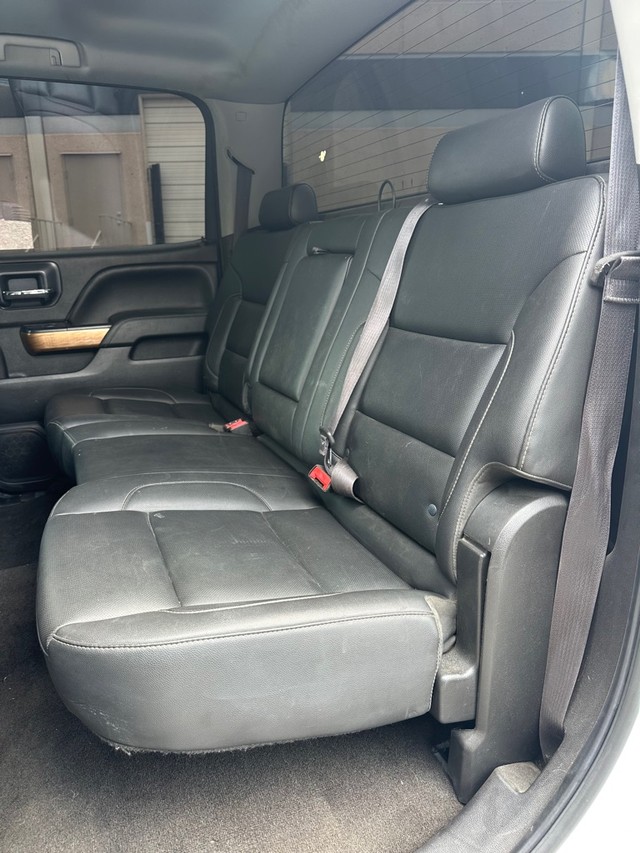 Chevrolet Silverado 3500HD Vehicle Full-screen Gallery Image 12