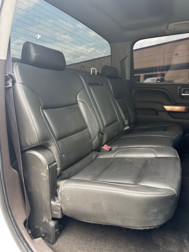 Chevrolet Silverado 3500HD Vehicle Full-screen Gallery Image 13