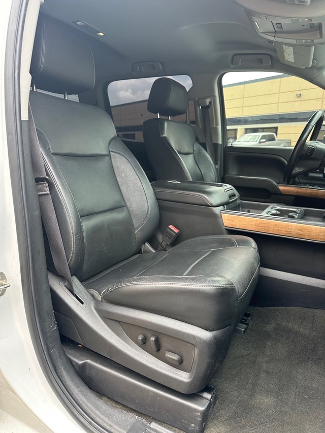 Chevrolet Silverado 3500HD Vehicle Full-screen Gallery Image 15