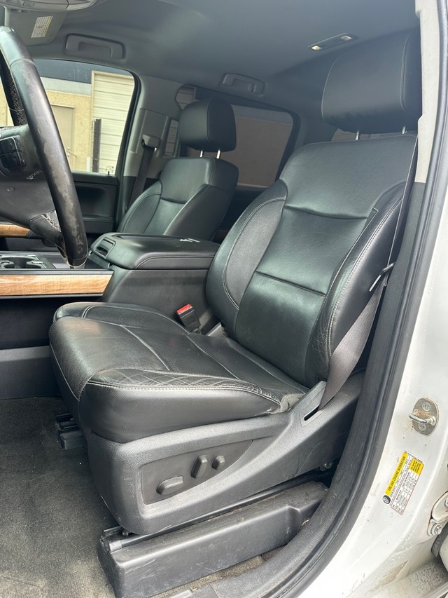 Chevrolet Silverado 3500HD Vehicle Full-screen Gallery Image 17