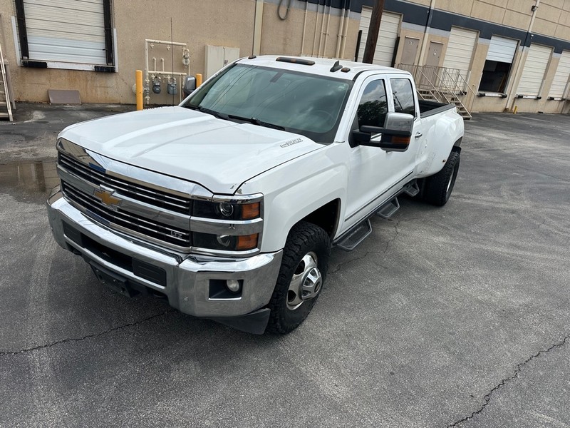 Chevrolet Silverado 3500HD Vehicle Full-screen Gallery Image 02