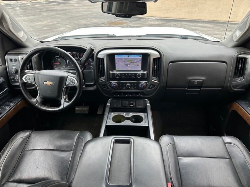 Chevrolet Silverado 3500HD Vehicle Full-screen Gallery Image 14