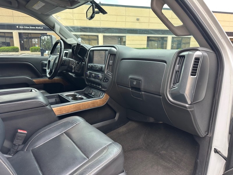 Chevrolet Silverado 3500HD Vehicle Full-screen Gallery Image 16