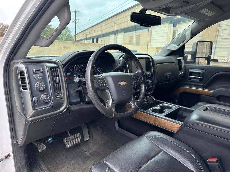 Chevrolet Silverado 3500HD Vehicle Full-screen Gallery Image 18