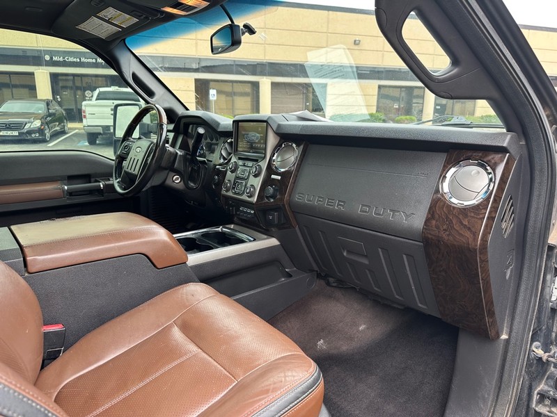 Ford Super Duty F-350 DRW Vehicle Full-screen Gallery Image 16