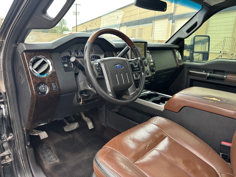 Ford Super Duty F-350 DRW Vehicle Full-screen Gallery Image 18