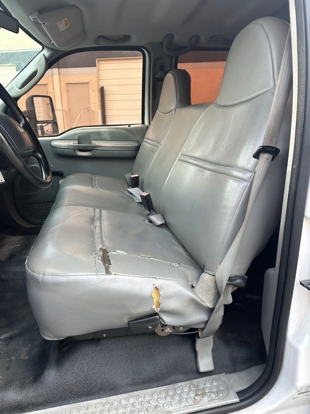 Ford Super Duty F-450 DRW Vehicle Full-screen Gallery Image 09
