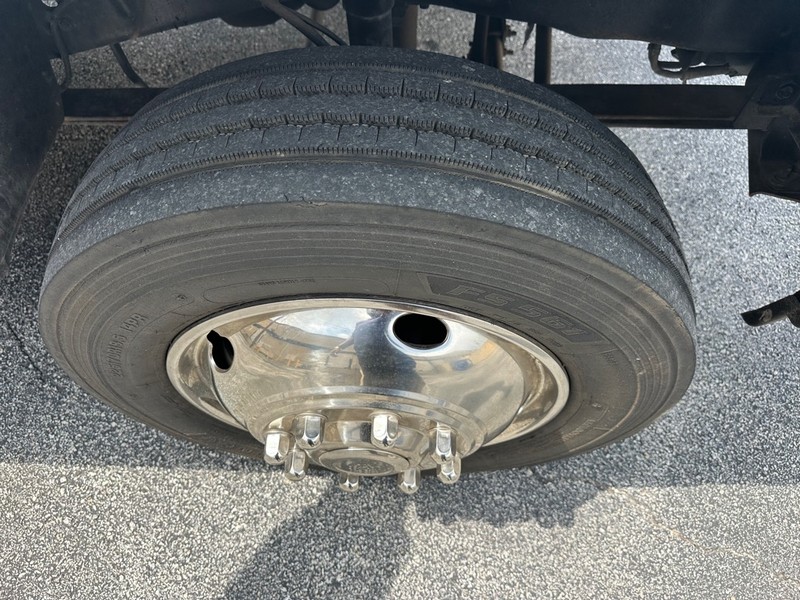 Ford Super Duty F-450 DRW Vehicle Full-screen Gallery Image 06