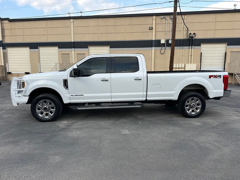 Ford Super Duty F-250 SRW Vehicle Full-screen Gallery Image 03