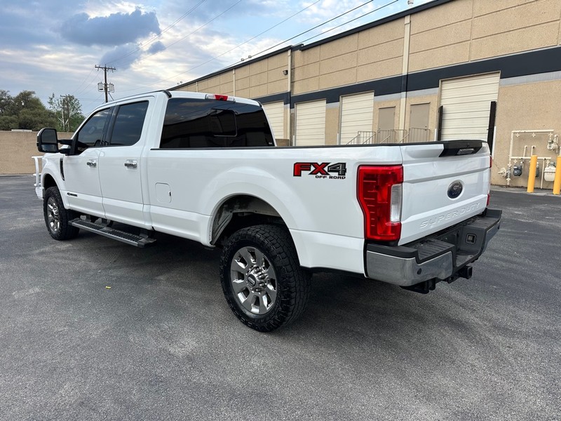 Ford Super Duty F-250 SRW Vehicle Full-screen Gallery Image 04