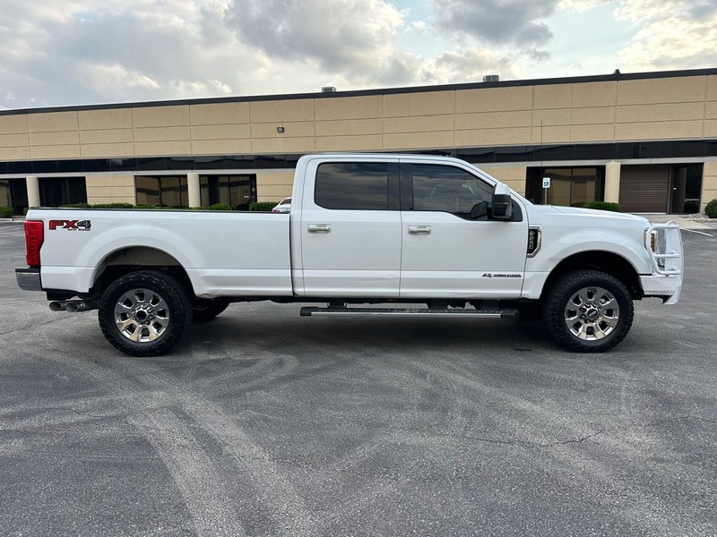 Ford Super Duty F-250 SRW Vehicle Full-screen Gallery Image 06
