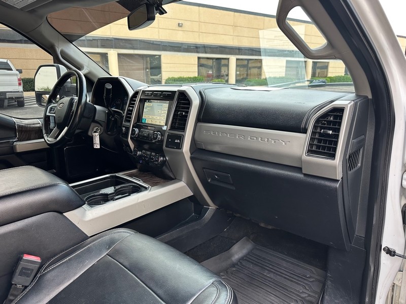 Ford Super Duty F-250 SRW Vehicle Full-screen Gallery Image 15