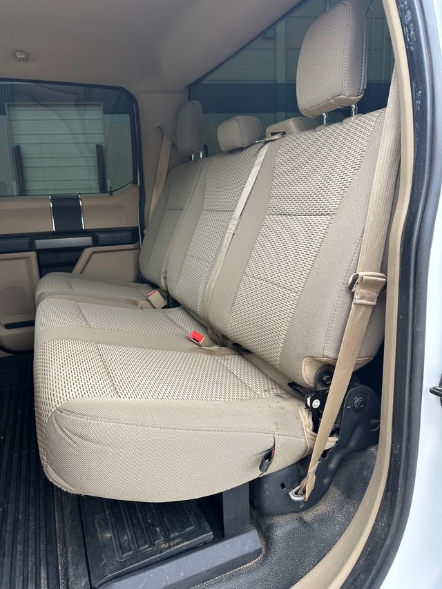 Ford Super Duty F-350 SRW Vehicle Full-screen Gallery Image 11
