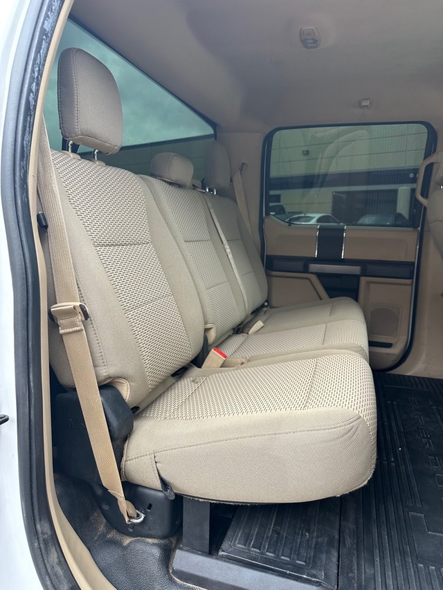 Ford Super Duty F-350 SRW Vehicle Full-screen Gallery Image 12