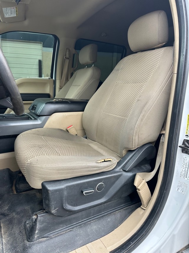 Ford Super Duty F-350 SRW Vehicle Full-screen Gallery Image 15
