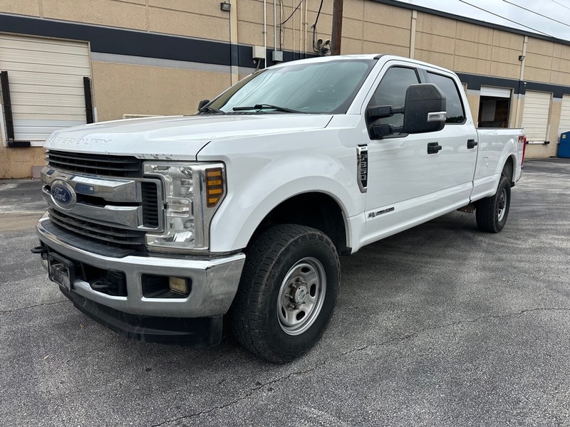 Ford Super Duty F-350 SRW Vehicle Full-screen Gallery Image 01