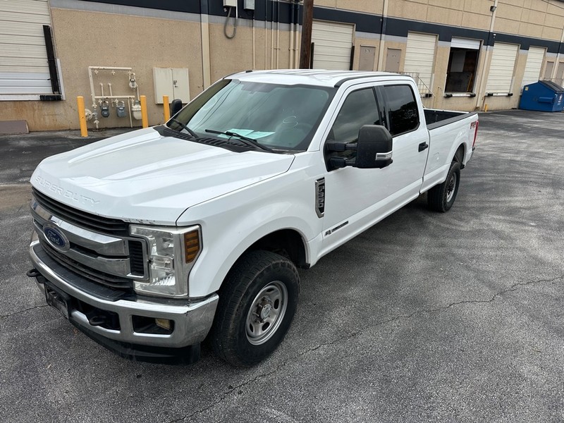 Ford Super Duty F-350 SRW Vehicle Full-screen Gallery Image 02